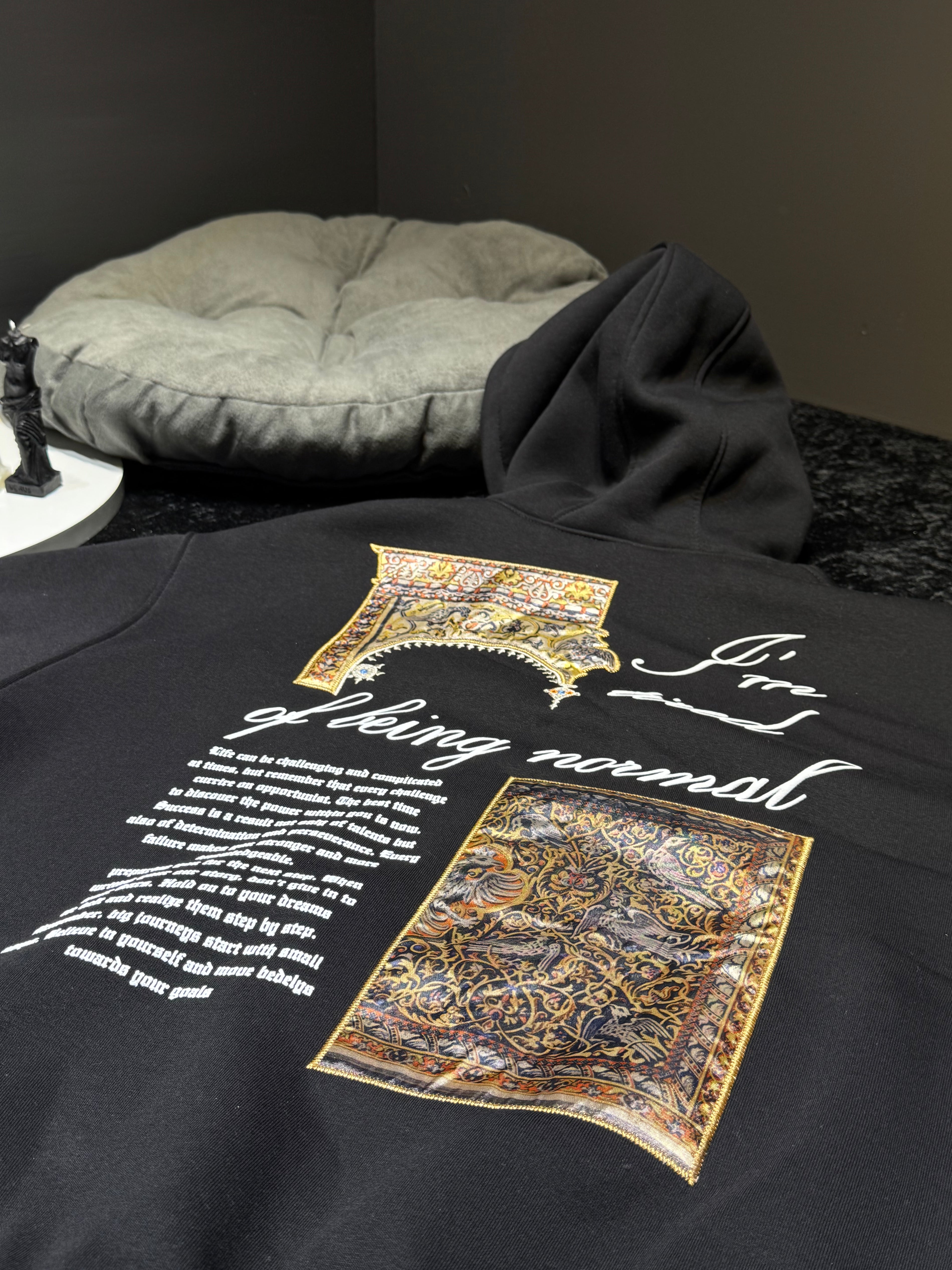 Sanatsal Desenli Siyah Hoodie - Eşsiz Tasarım ve Konfor 🖤✨