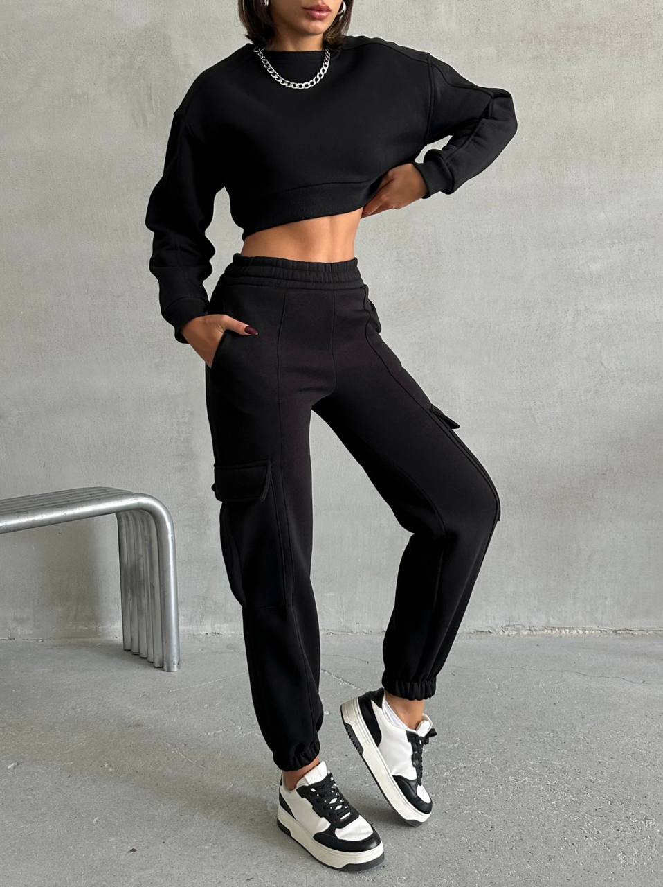 Siyah Crop Sweatshirt ve Jogger Takım - Rahatlığın ve Şıklığın Buluşma Noktası 🖤✨