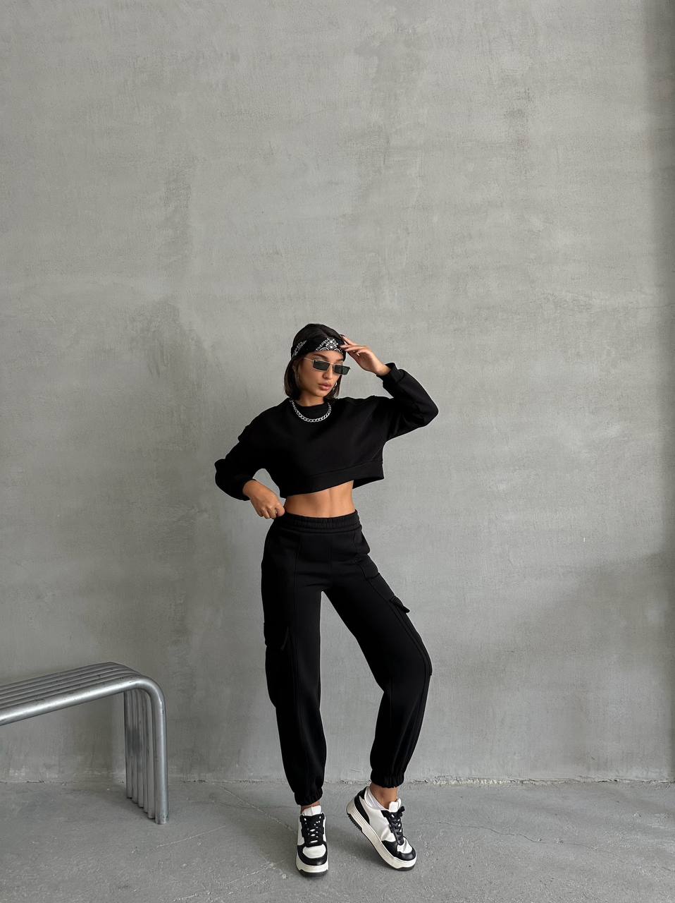 Siyah Crop Sweatshirt ve Jogger Takım - Rahatlığın ve Şıklığın Buluşma Noktası 🖤✨